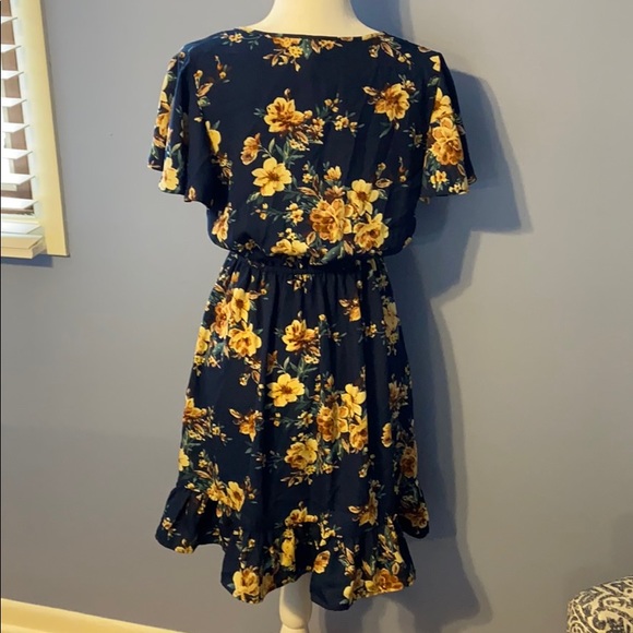 ❄️3/$12 Xhilaration V-neck Flutter Sleeve Dress - Picture 3 of 3